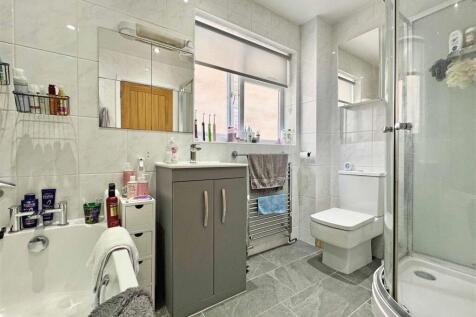 Family Bathroom b.jpg