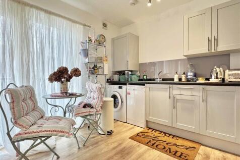 Kitchen b.jpg