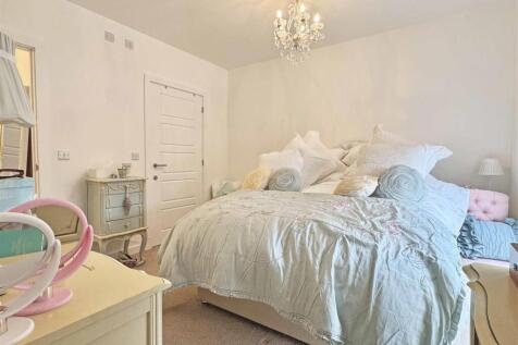 Master Bedroom b.jpg