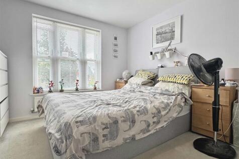 Master Bedroom b.jpg
