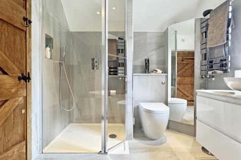 Bathroom b.jpg