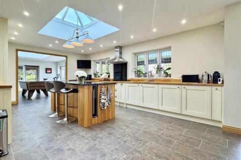Kitchen (c).jpg