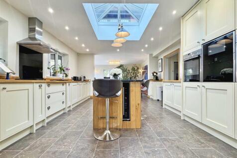 Kitchen (b).jpg