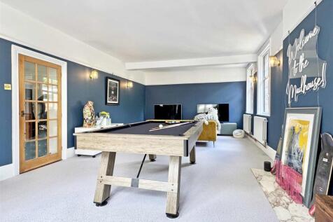 Family Room b.jpg