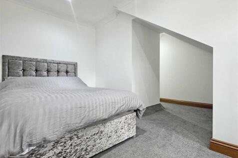 Bedroom 4b.jpg