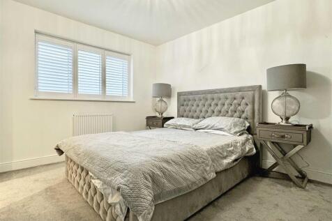 Master Bedroom b.jpg