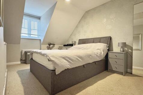 Master Bedroom b.jpg