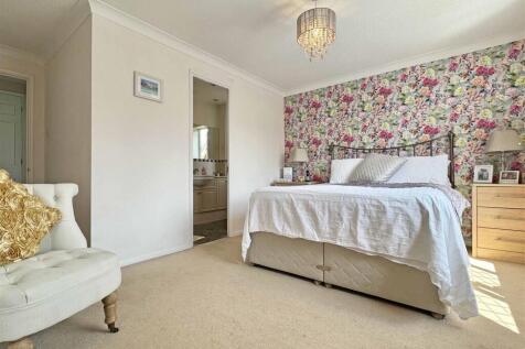 Master Bedroom b.jpg