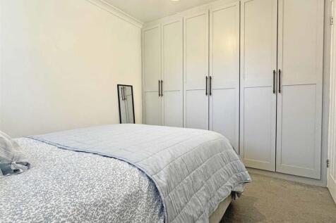 Master Bedroom b.jpg