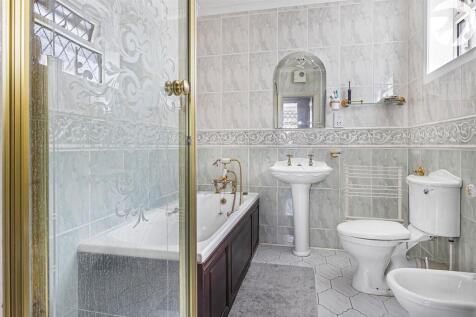 En-Suite Bathroom