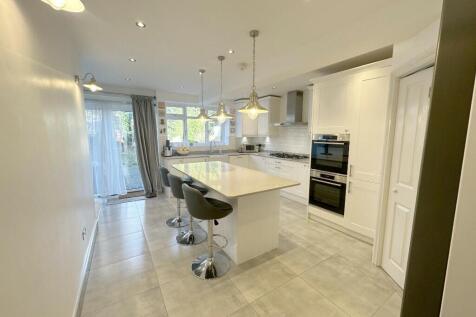 KITCHEN/BREAKFAST 