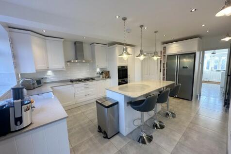 KITCHEN/BREAKFAST