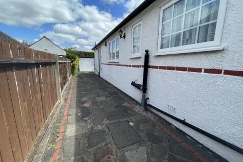 DRIVEWAY TO SIDE