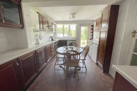KITCHEN/BREAKFAST 