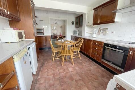 KITCHEN/BREAKFAST 