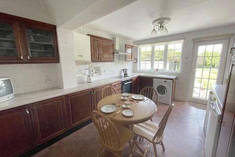 KITCHEN/BREAKFAST