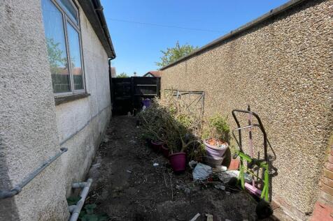 SIDE PASSAGE/DRIVE