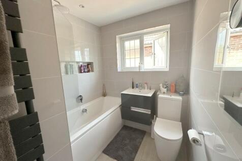 Main Bathroom 