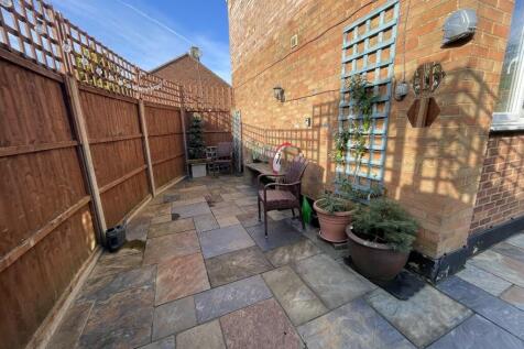 SIDE PATIO