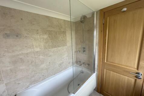 EN SUITE BATHROOM 