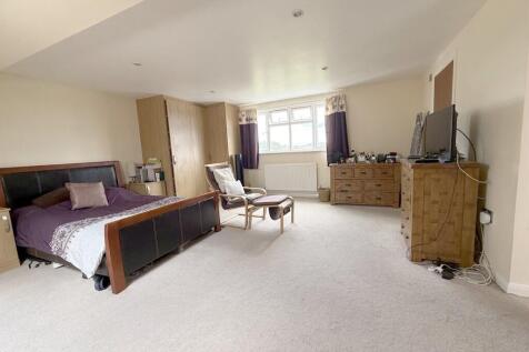 BEDROOM 1 (LOFT)