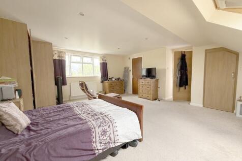 BEDROOM 1 (LOFT)