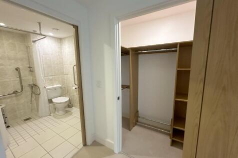 CLOSET/SHOWER