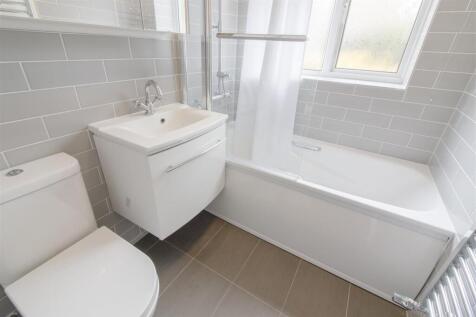 bathroom pre tenant.jpg