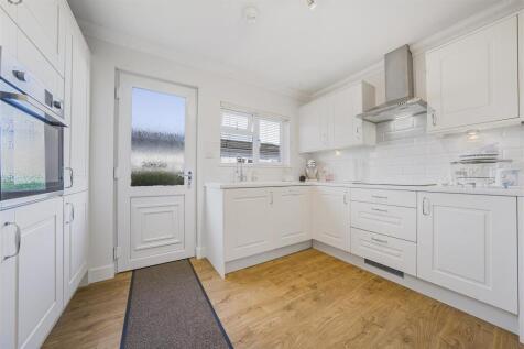 5 Kitchen.jpg
