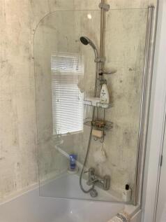 17 Main Bathroom.jpg