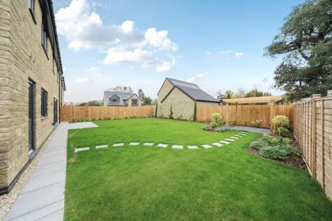 Show house - Generous garden