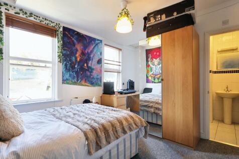 Bedroom with ensuite