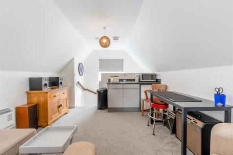 8657641-interior30.jpg