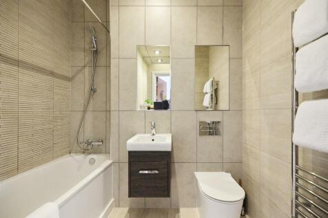 En suit bathroom
