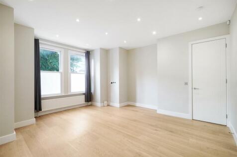High ceilings in double bedroom into bay window