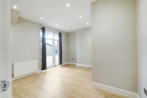 Double bedroom with high ceilings