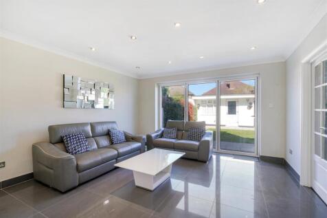 Bi folding doors leading out to garden from lounge