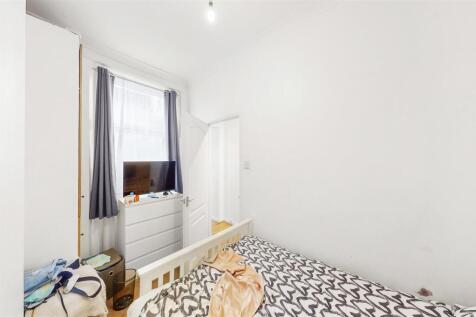 Double bedroom with high ceilings