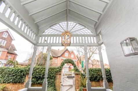 Own entrance via garden