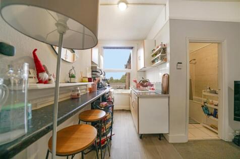 Kitchen with breakfast bar
