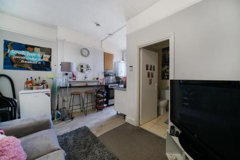 Kitchen with breakfast bar