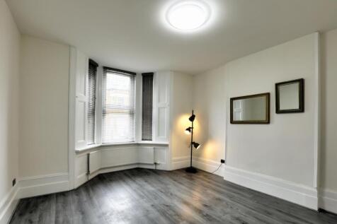 Room 1, front/gf