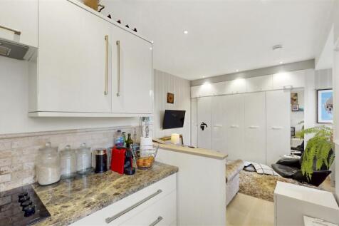Reccess kitchen with marble worktops