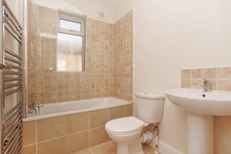 Modern fitted family bathroom