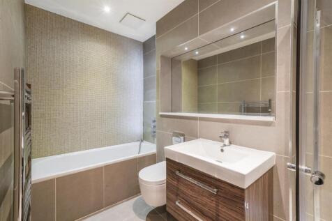 En suite bathroom to master bedroom
