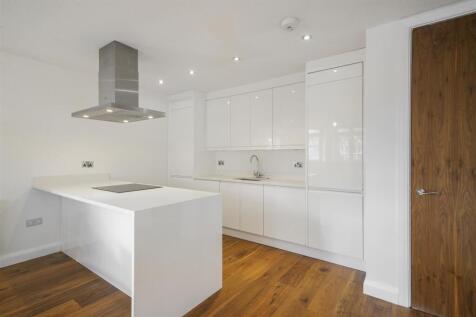 White lacquered Kitchen with white quartz worktops