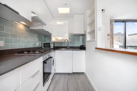 Contemporary style newly fitted kitchen