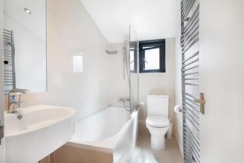 Contemporary style bathroom