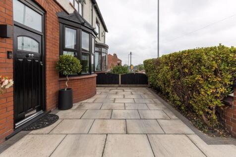 Driveway to front