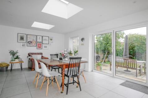 OPEN PLAN KITCHEN/DINER